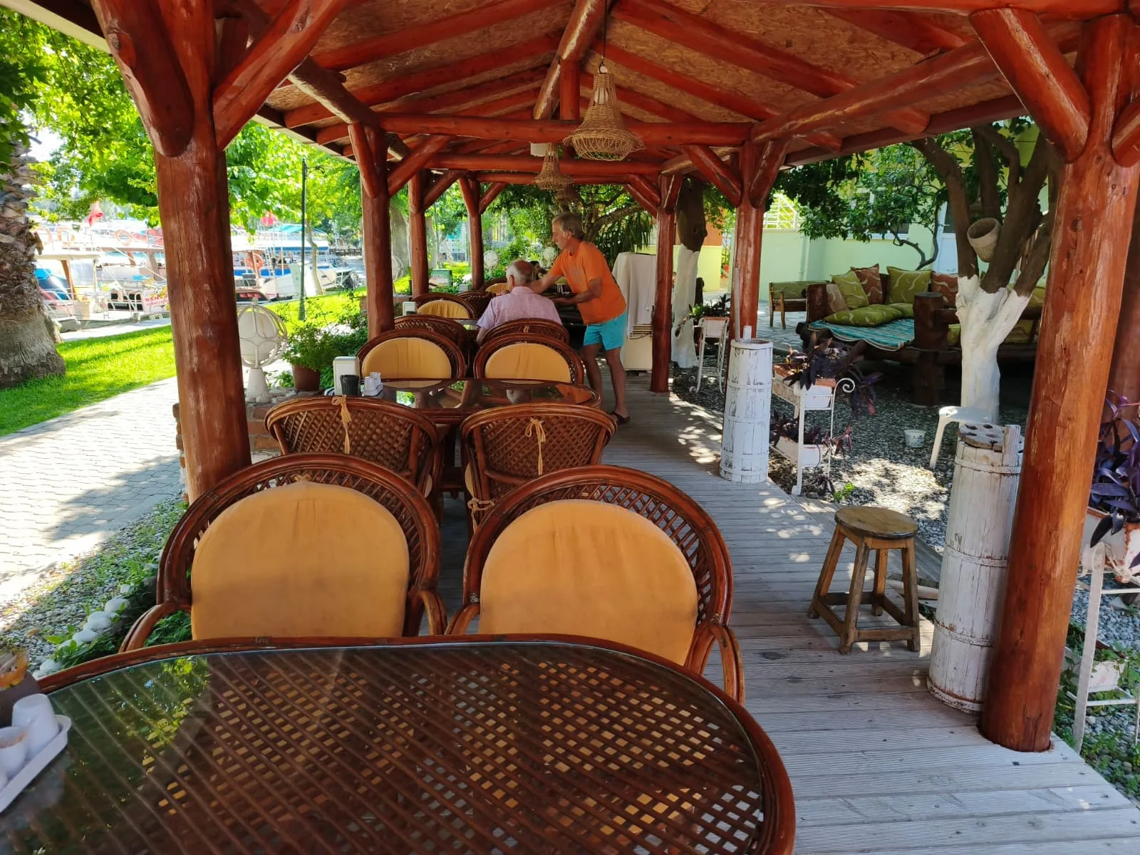 Bahçe kafe köşkü