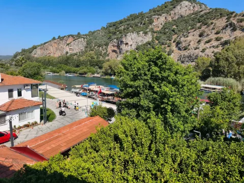 Fluss und Boote vom Hotel