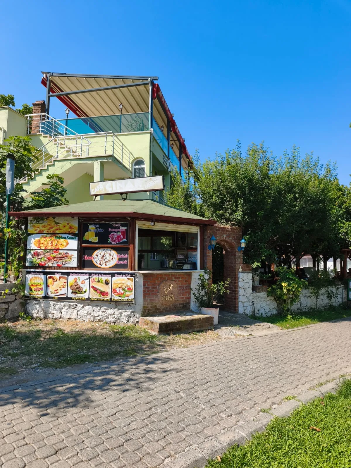 Отель и садовое кафе