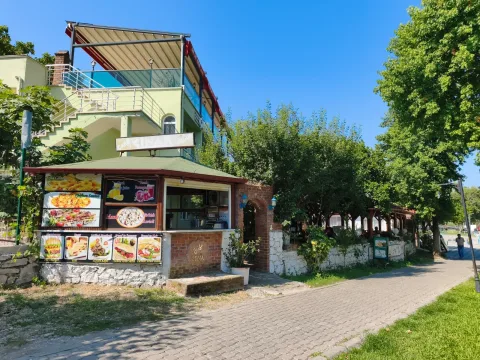 Fassade und Terrasse