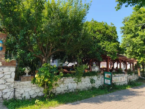 Yalı-Straße und Gartenmauer