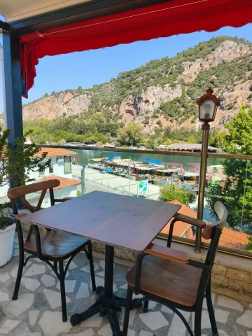 Terrasse und Bootssteg